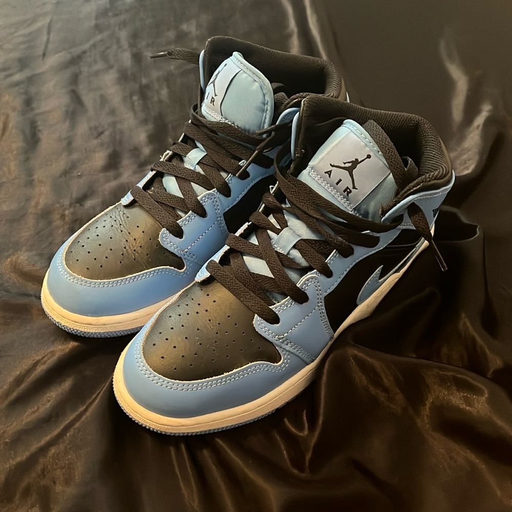 Barely worn Jordan 1s